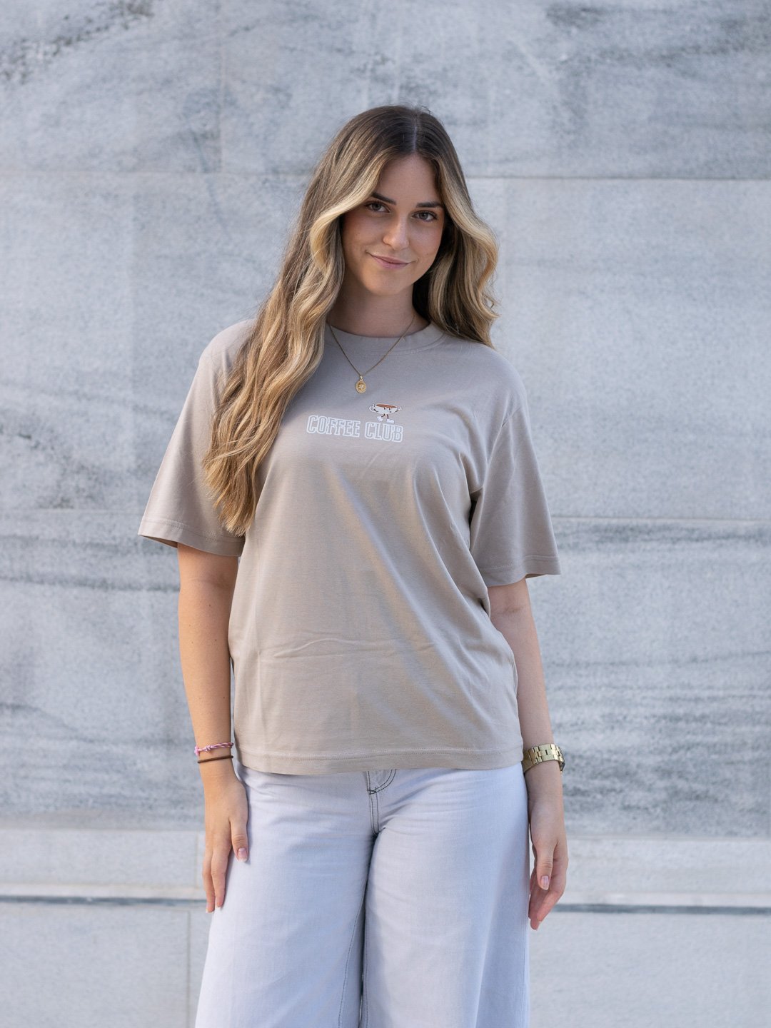 Camiseta Coffee First Oversize de Rising Dreams en color marrón arena