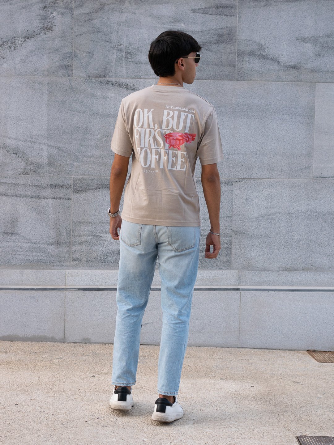 Camiseta Coffee First Oversize: imagen 8
