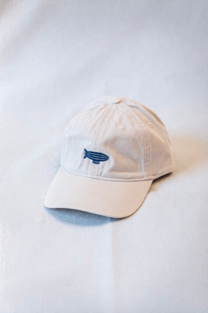 Gorra Rising Dreams Origin blanca acid wash con zeppelin bordado y coordenadas de Málaga