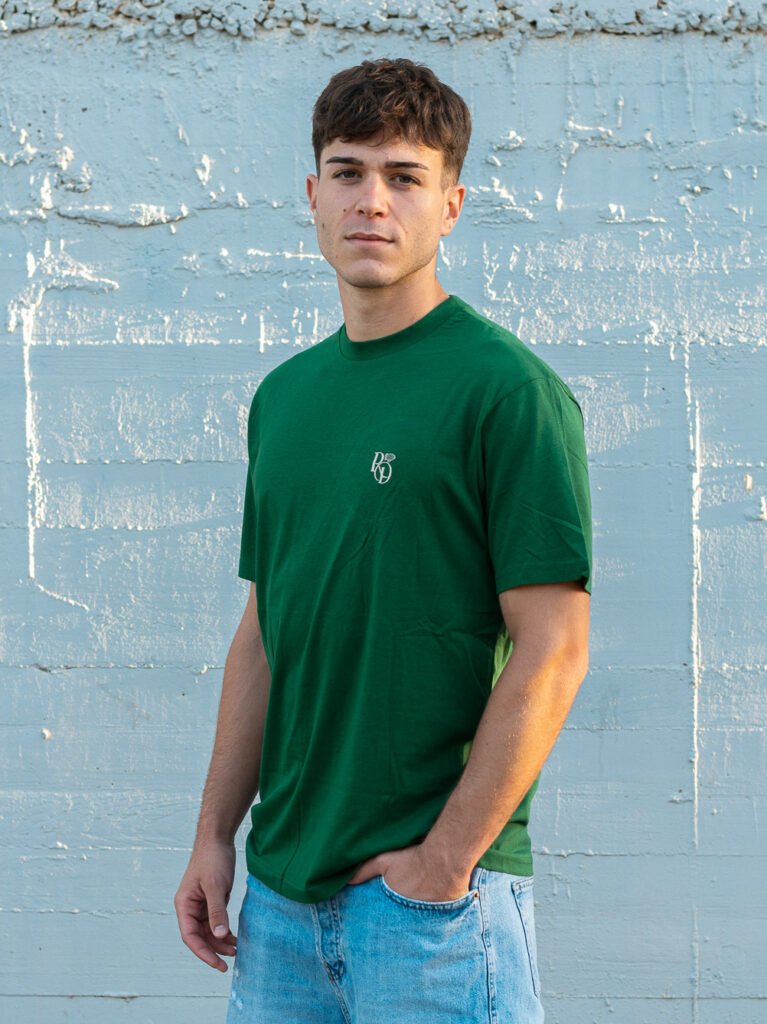 Camiseta verde Rising Dreams Essence Regular Fit con logo bordado en el pecho