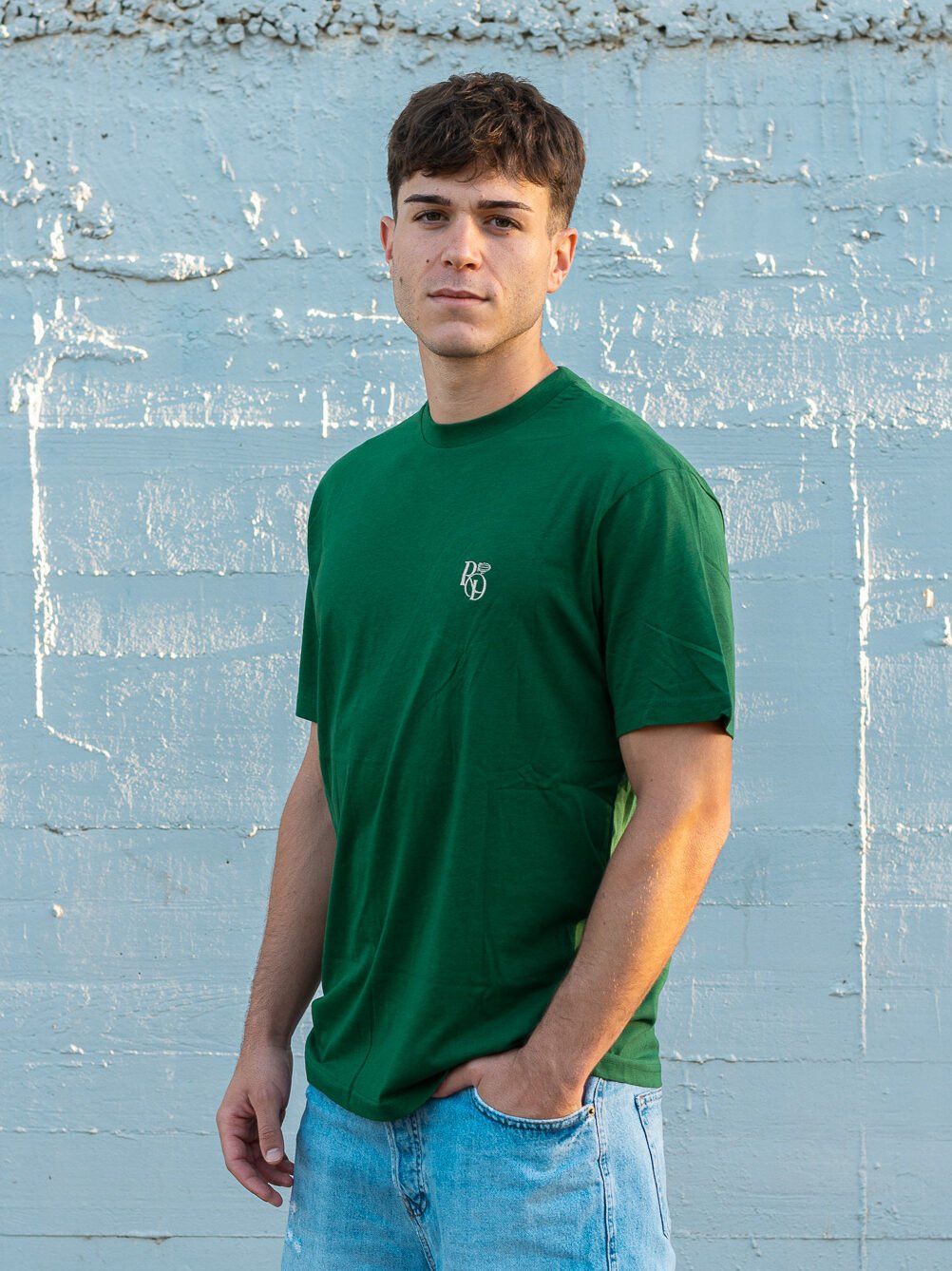 Camiseta verde Rising Dreams Essence Regular Fit con logo bordado en el pecho